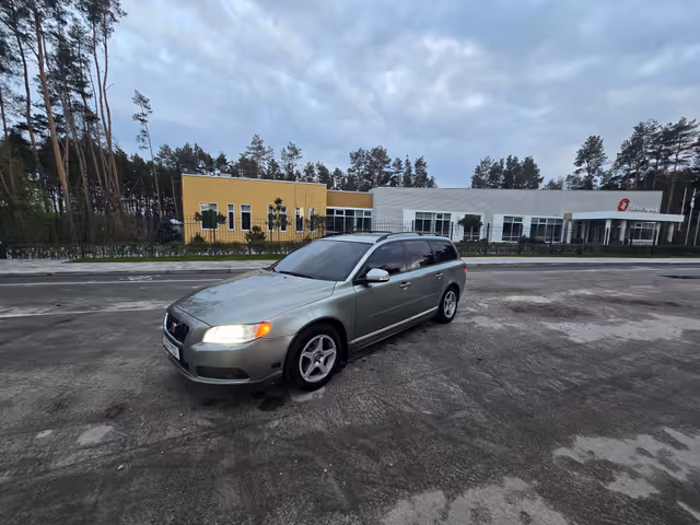 Volvo V70 - фото 1