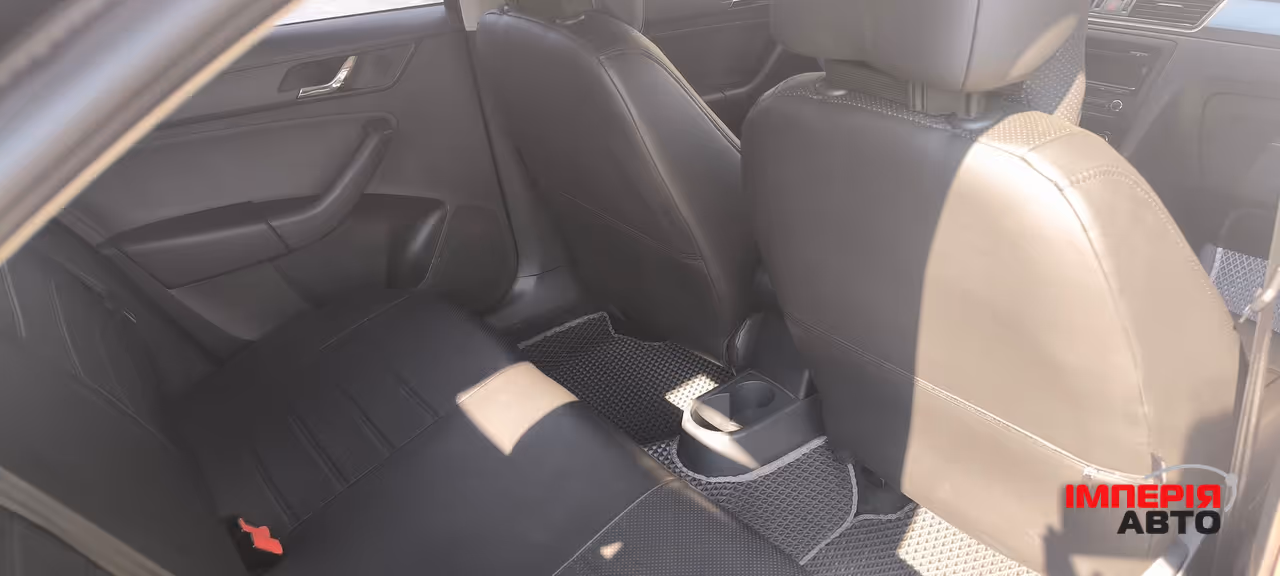 Skoda Rapid - фото 10