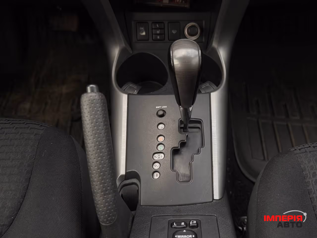 Toyota RAV4 - фото 9
