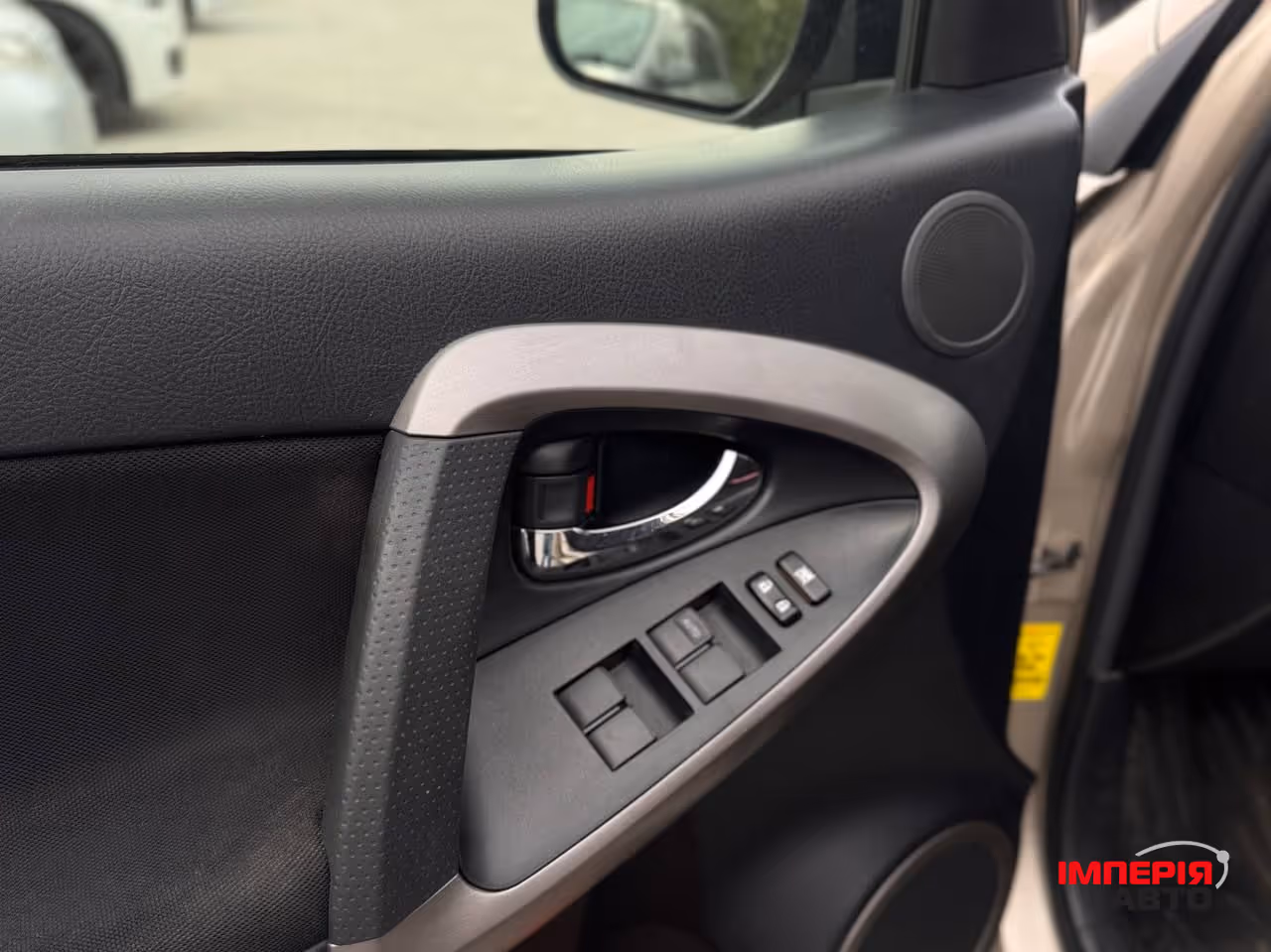 Toyota RAV4 - фото 6