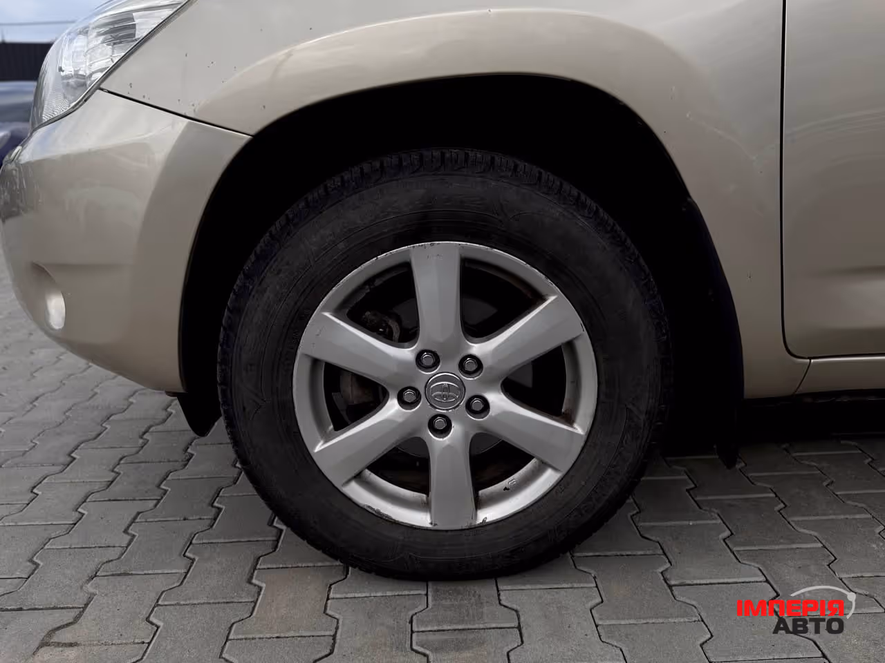 Toyota RAV4 - фото 4