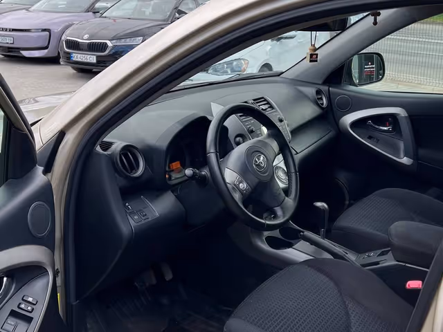 Toyota RAV4 - фото 5