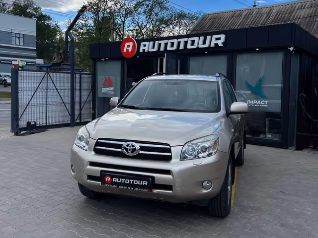 Toyota RAV4 - фото 1