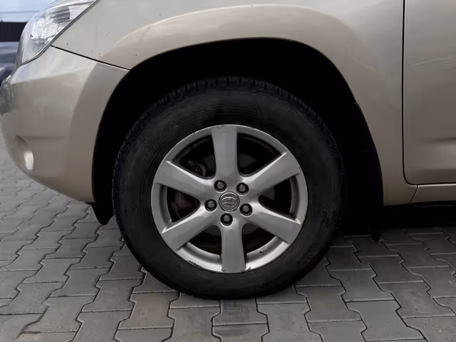 Toyota RAV4 - фото 4