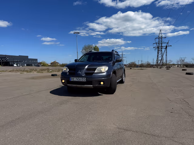 Mitsubishi Outlander - фото 1