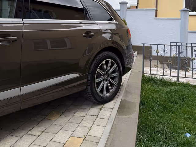Audi Q7 - фото 2