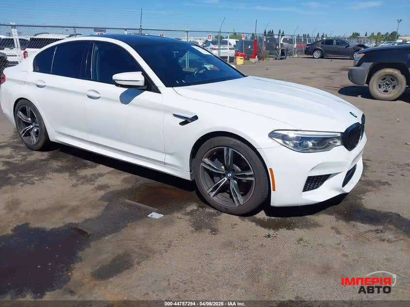 BMW M5 - фото 1