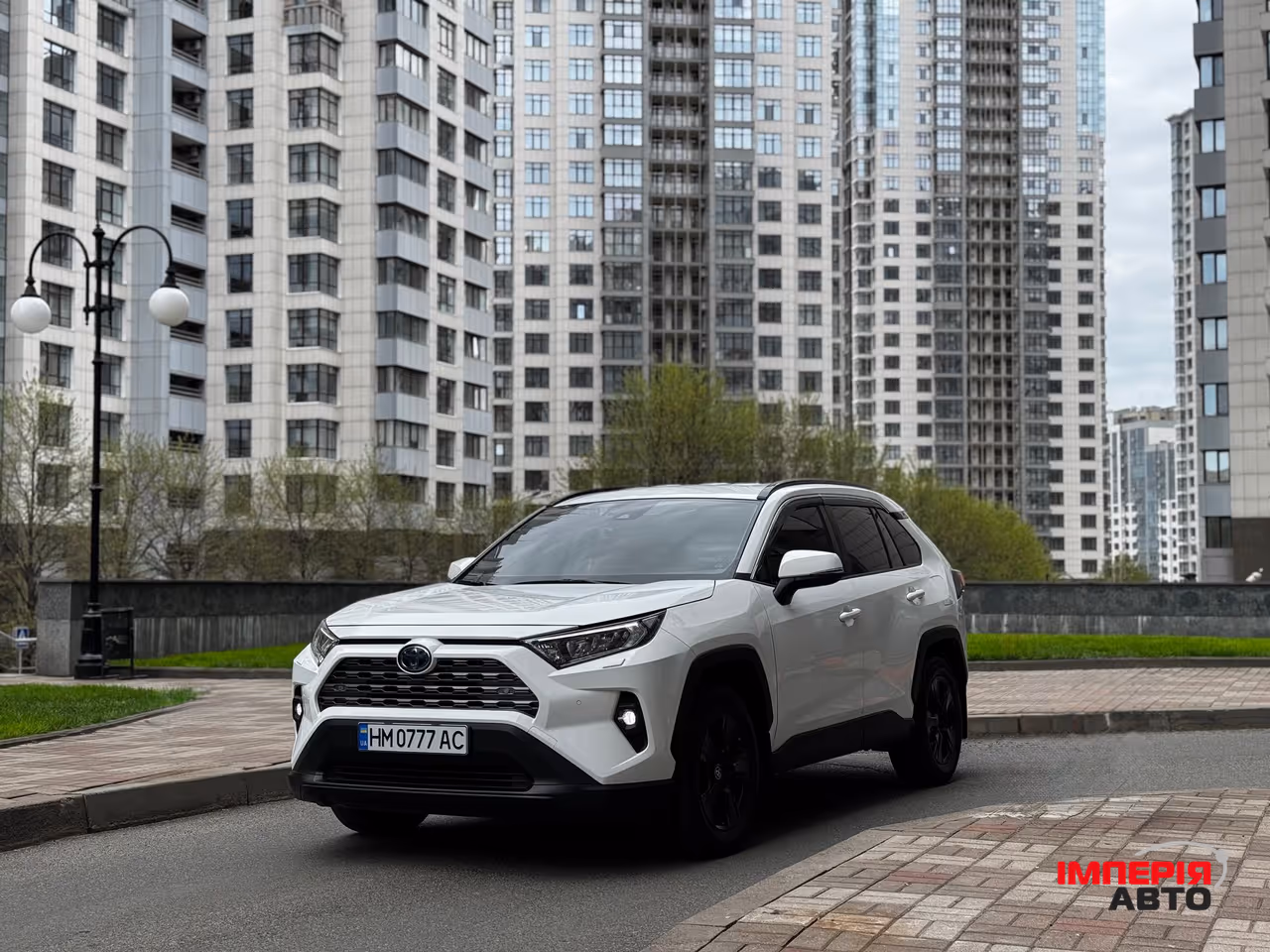 Toyota RAV4 - фото 1