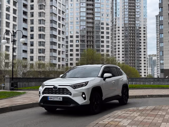 Toyota RAV4 - фото 1