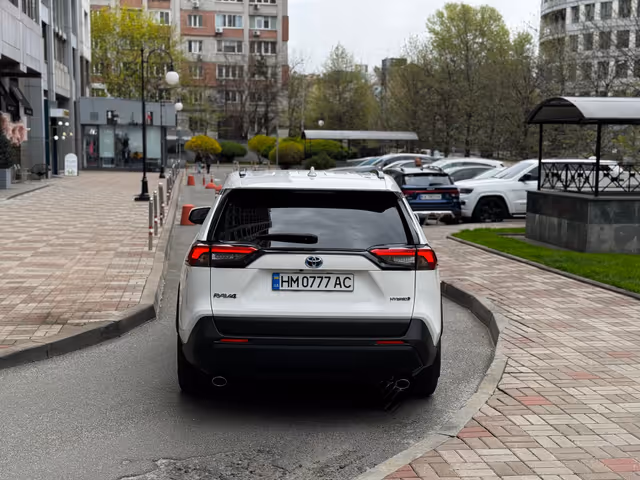 Toyota RAV4 - фото 4
