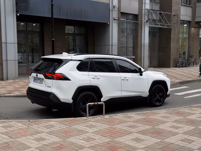 Toyota RAV4 - фото 3