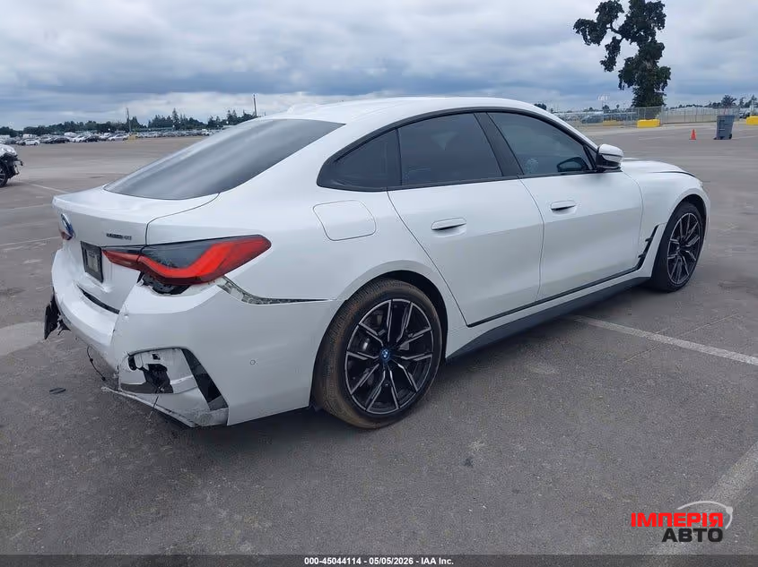 BMW i4 - фото 4