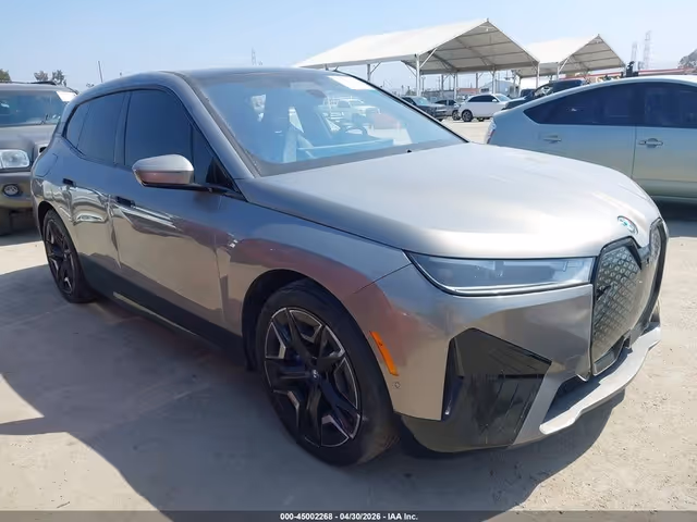 BMW iX - фото 1