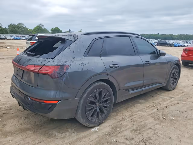 Audi Q8 e-tron - фото 3
