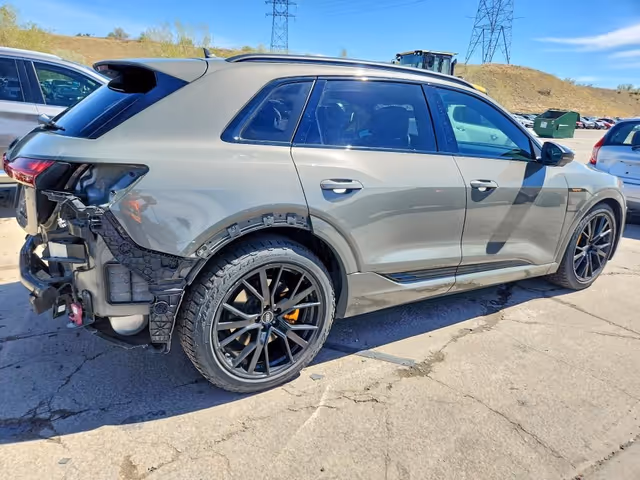 Audi e-tron - фото 3