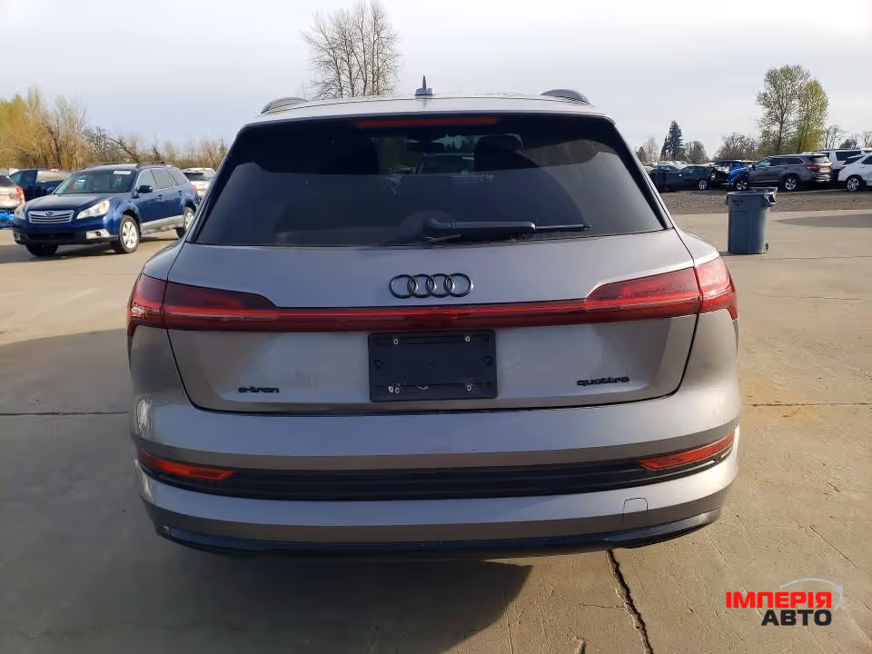 Audi e-tron - фото 6