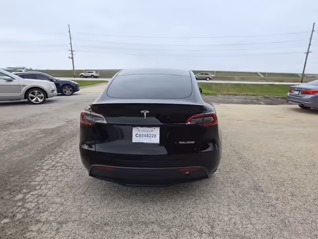 Tesla Model Y - фото 3