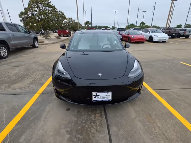 Tesla Model 3 - фото 1