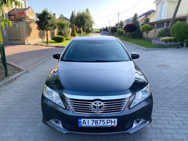Toyota Camry - фото 1