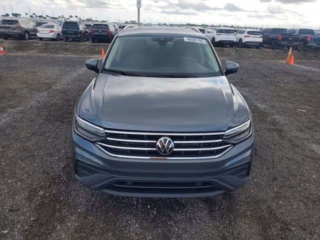 Volkswagen Tiguan - фото 1