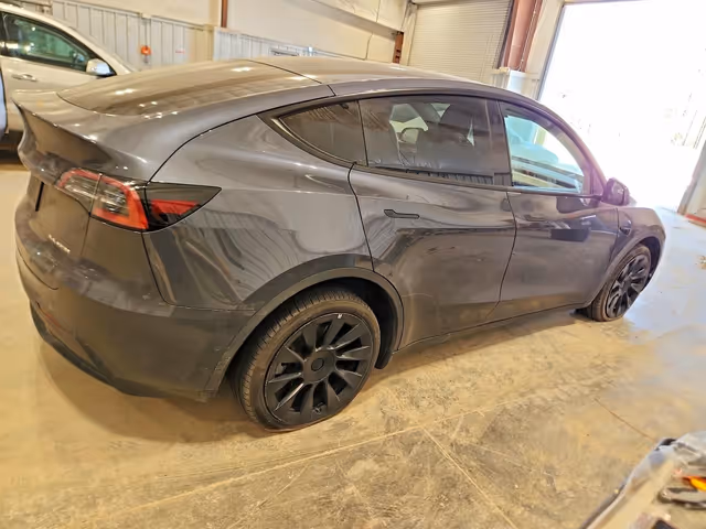 Tesla Model Y - фото 3
