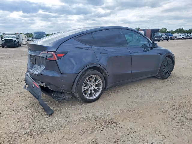 Tesla Model Y - фото 3