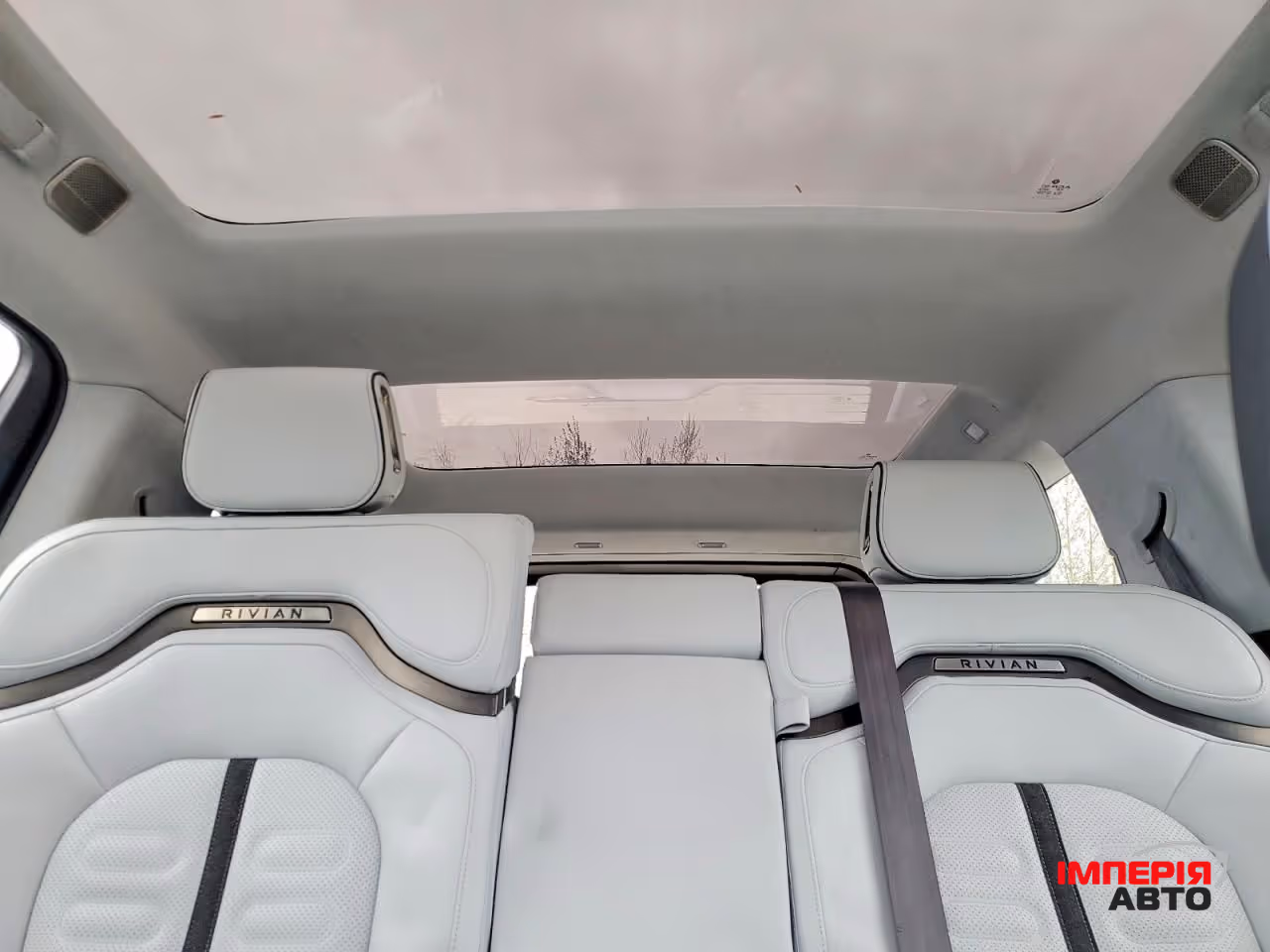Rivian R1S - фото 10