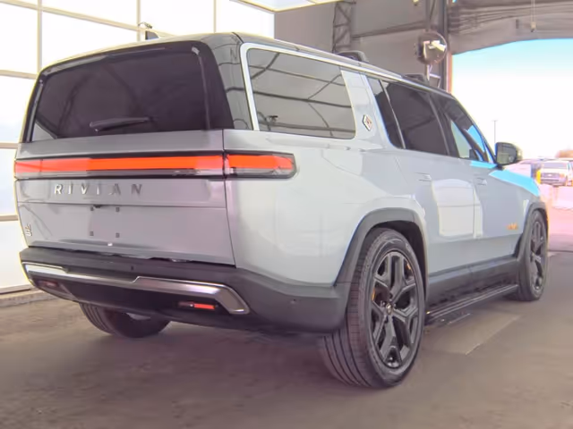 Rivian R1S - зображення 4