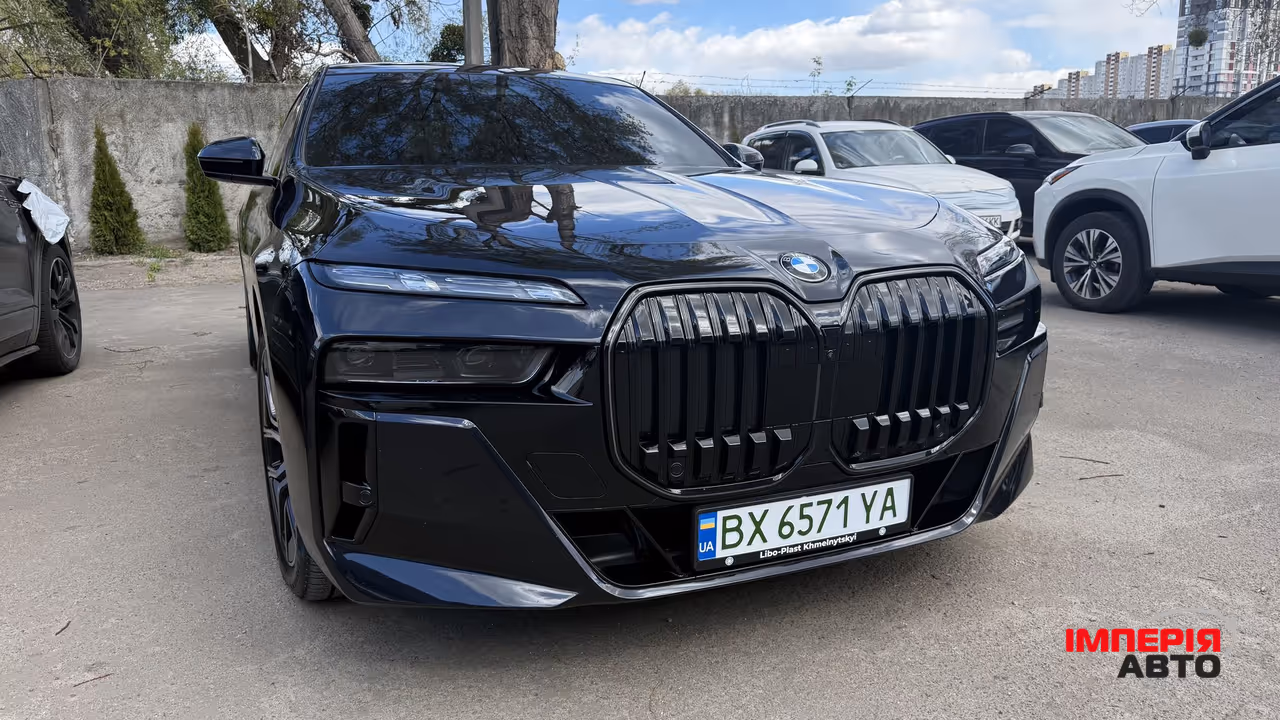 BMW i7 - фото 1