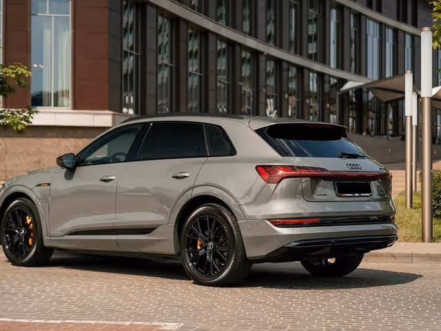 Audi e-tron - фото 5