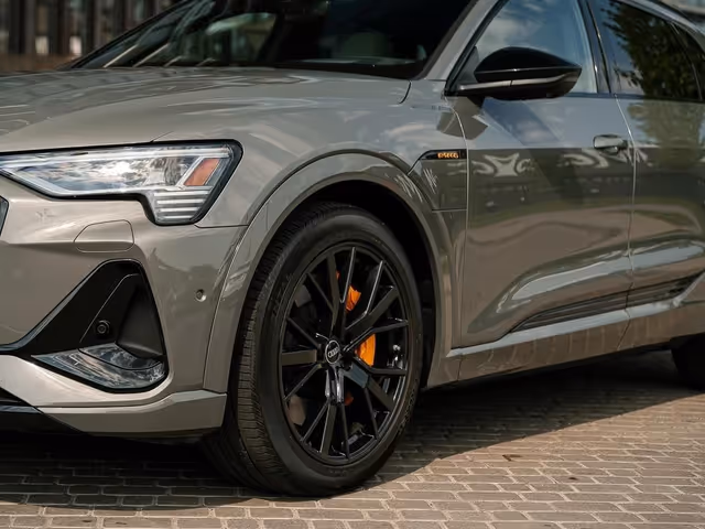 Audi e-tron - фото 3