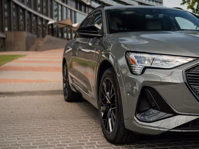 Audi e-tron - фото 1