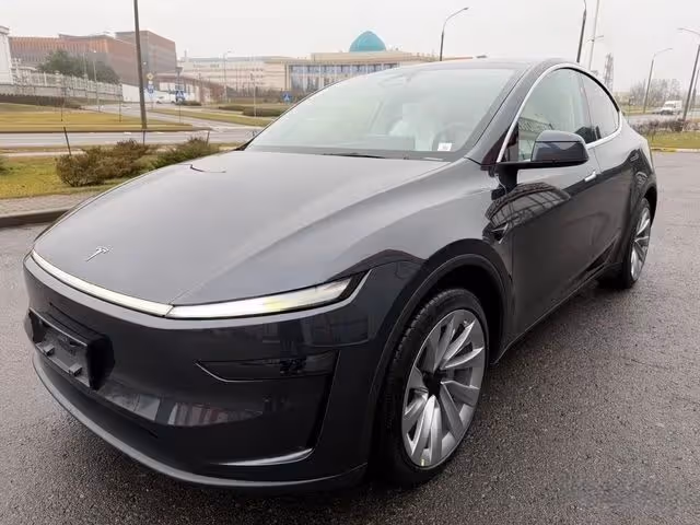 Tesla Model Y - фото 1