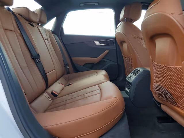 Audi A4 - фото 5
