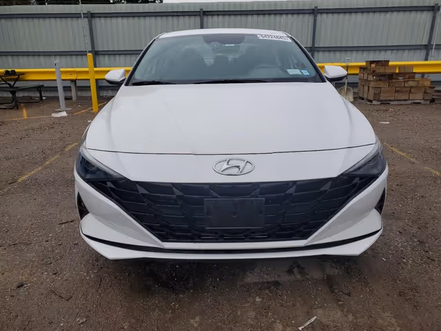 Hyundai Elantra - фото 1
