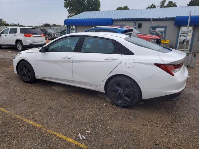 Hyundai Elantra - фото 4