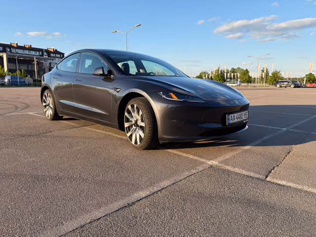 Tesla Model 3 - фото 1