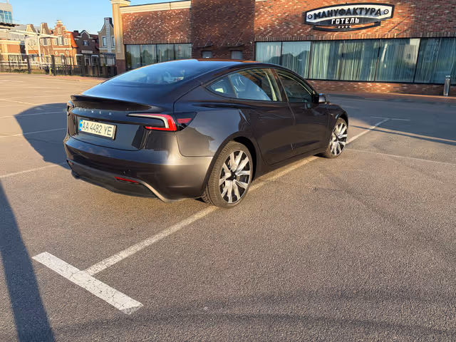 Tesla Model 3 - фото 4