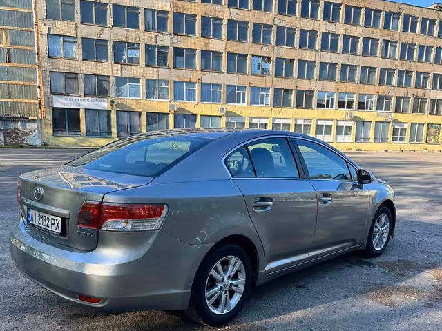 Toyota Avensis - фото 4