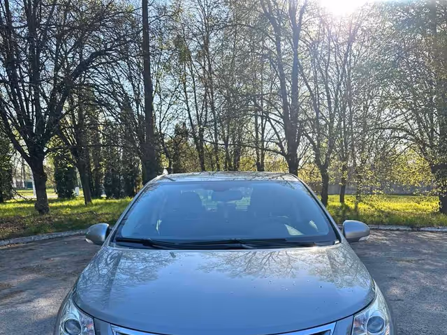 Toyota Avensis - фото 1