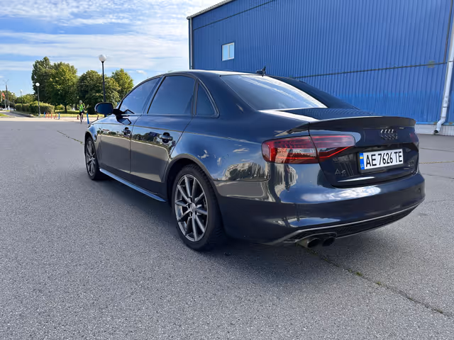 Audi A4 - фото 4