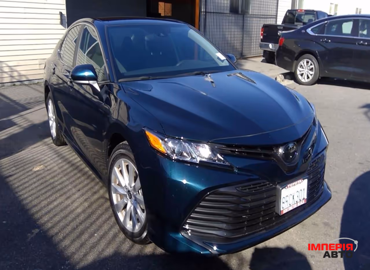 Toyota Camry - фото 1