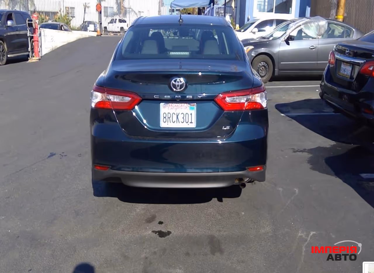 Toyota Camry - фото 2