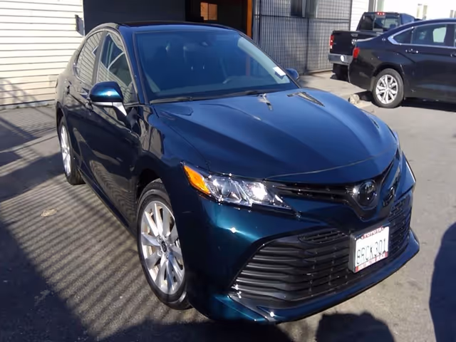Toyota Camry - фото 1