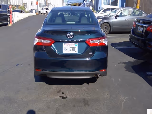 Toyota Camry - фото 2