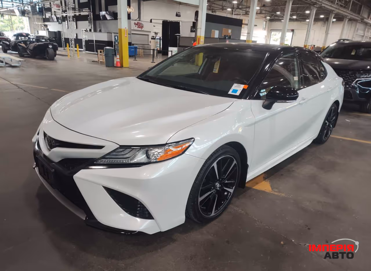 Toyota Camry - фото 1