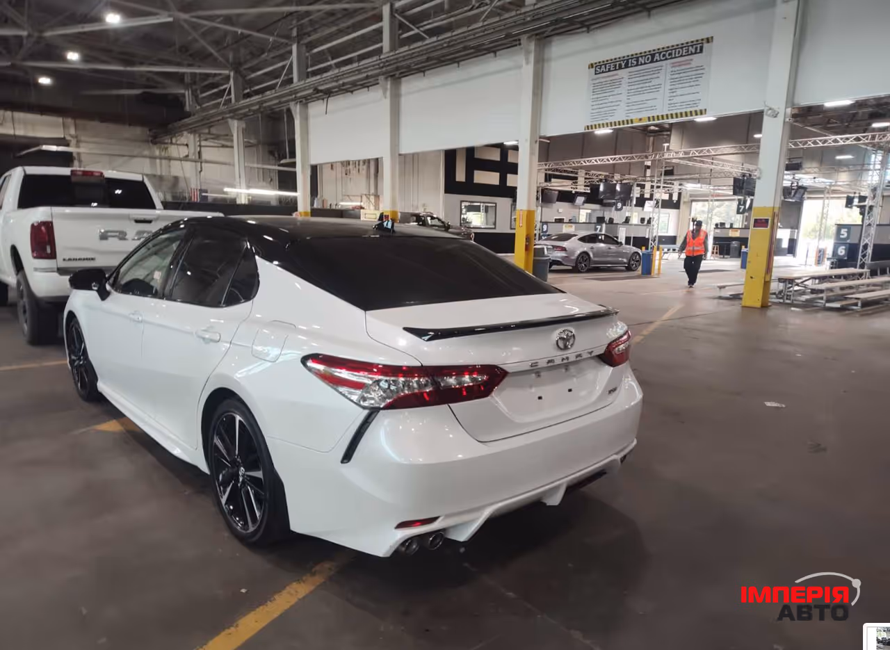 Toyota Camry - фото 2