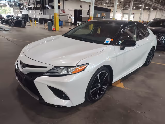 Toyota Camry - фото 1