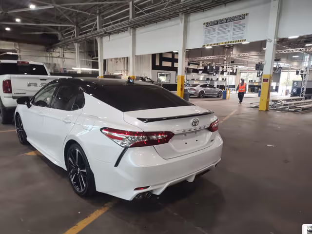 Toyota Camry - фото 2