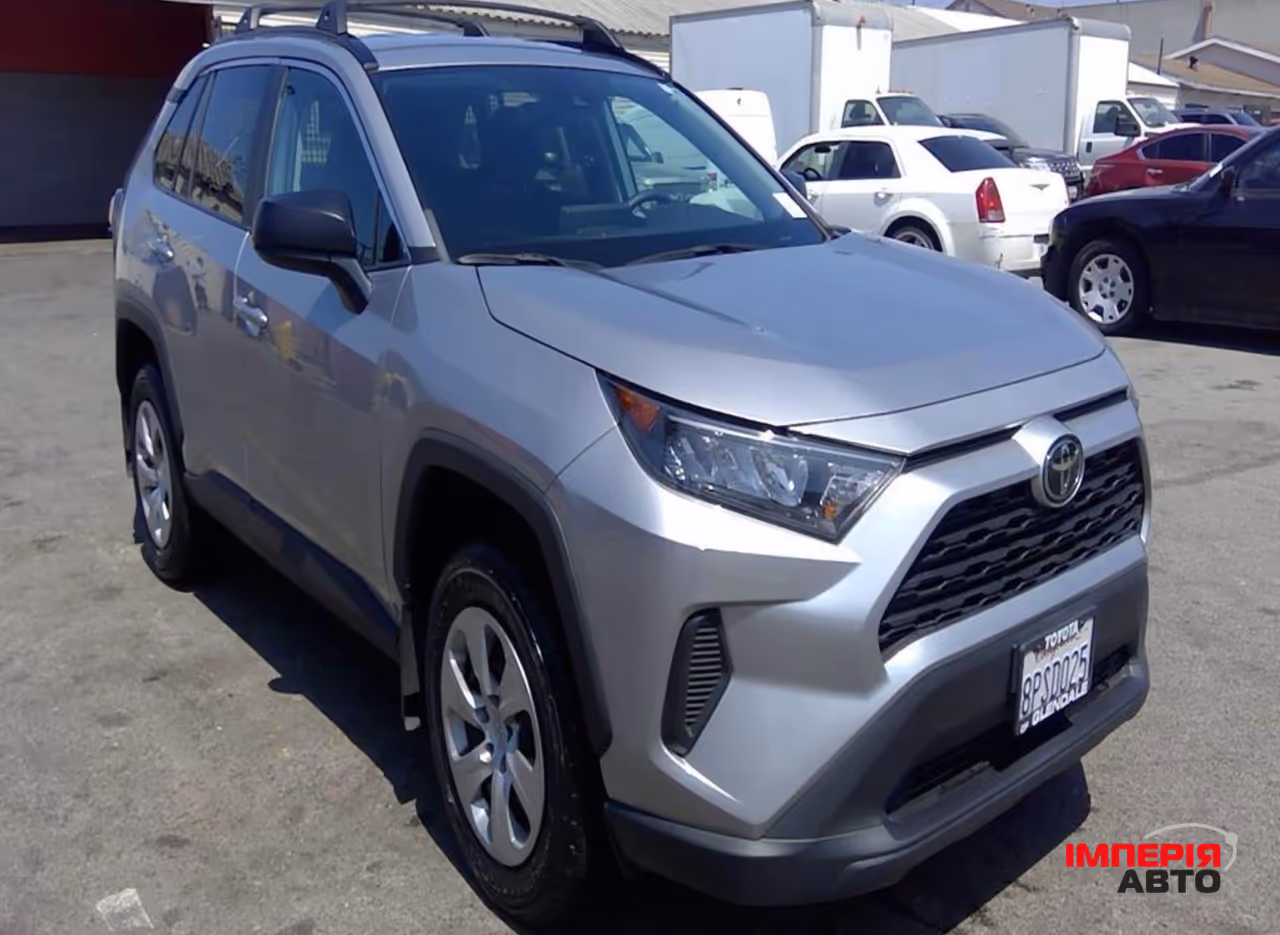 Toyota RAV4 - фото 1